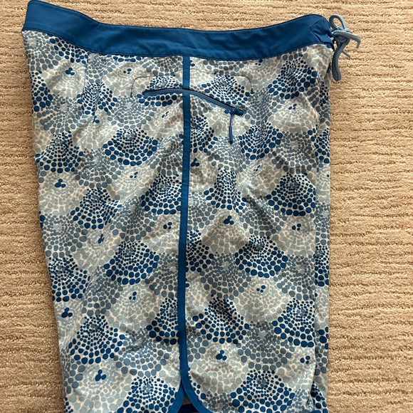 Vineyard Vines Mens Swimtrunks with side zipper pocket. Size 35. Great condition - Picture 3 of 5